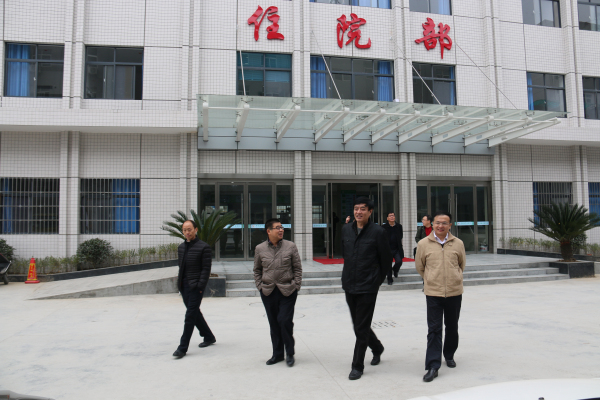 参观住院楼.jpg 参观住院楼.jpg