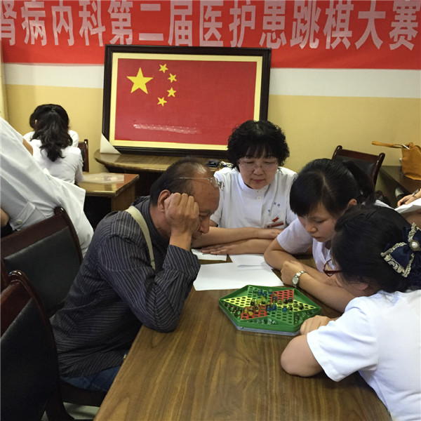 认真的参赛选手与评委.JPG 认真的参赛选手与评委.JPG