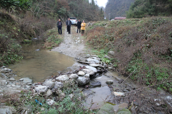 勘察涵洞.jpg 勘察涵洞.jpg