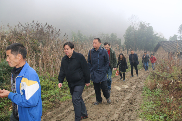 探视特困户.jpg 探视特困户.jpg