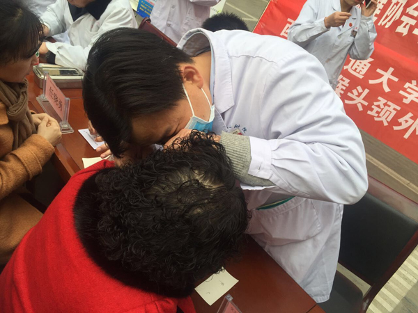 张青副教授给患者检查.jpg 张青副教授给患者检查.jpg