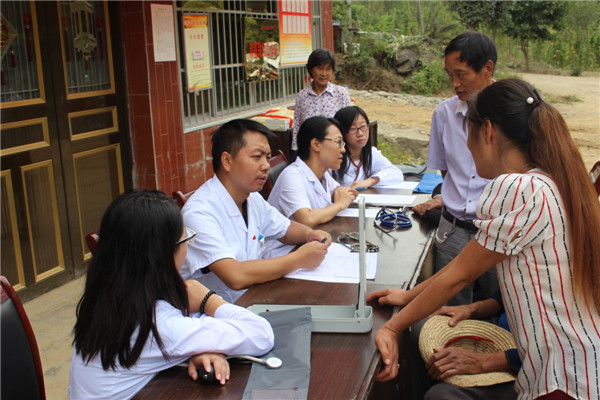 10义诊现场.JPG 10义诊现场.JPG