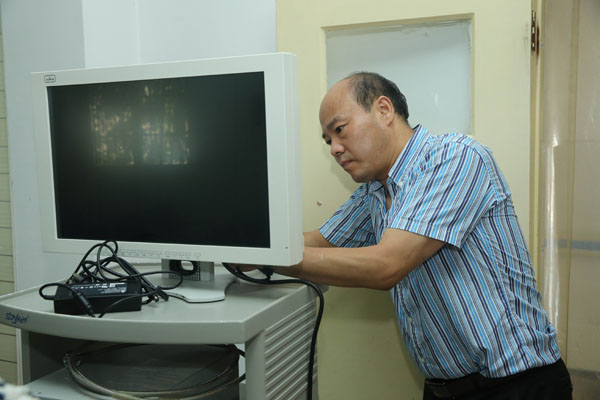 刘梦春副主任安装腔镜系统.jpg 刘梦春副主任安装腔镜系统.jpg
