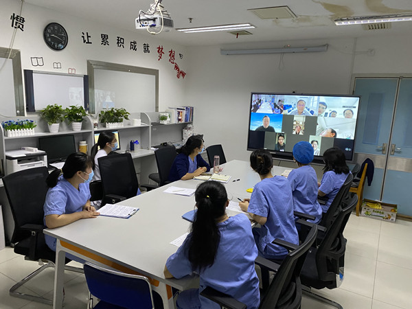 1、重症科学员与老师一起线上查房、汇报病例_副本.jpg 1、重症科学员与老师一起线上查房、汇报病例_副本.jpg