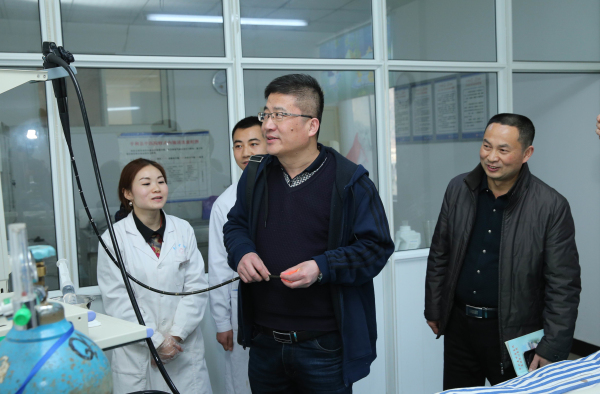 万晓龙副主任医师到胃镜室实地对接了解设备及使用状况.jpg