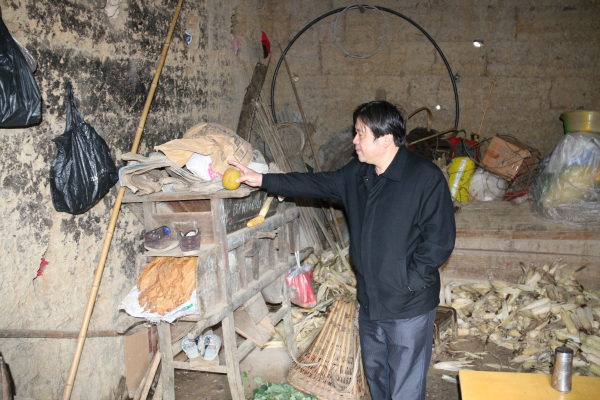 在特困户家中1.jpg 在特困户家中1.jpg