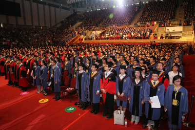 全体研究生起立 奏国歌.jpg