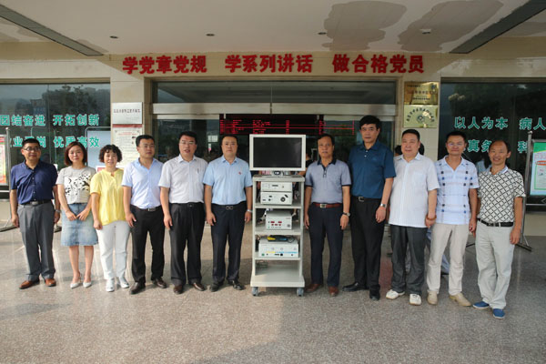 交大二附院与平利县领导见证捐赠合影.jpg 交大二附院与平利县领导见证捐赠合影.jpg