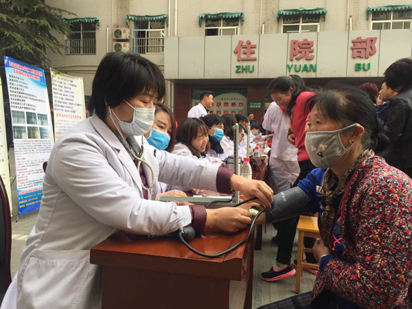 杨慧副护士长给患者查体.jpg 杨慧副护士长给患者查体.jpg