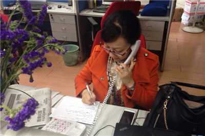 王莉副主任医师接听患者热线.jpg 王莉副主任医师接听患者热线.jpg