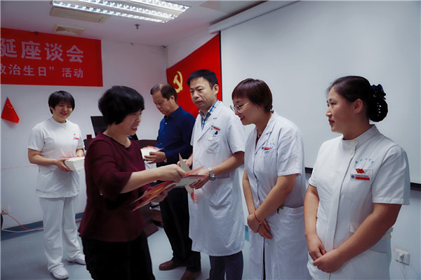 党变玲副书记发放贺卡.jpg 党变玲副书记发放贺卡.jpg