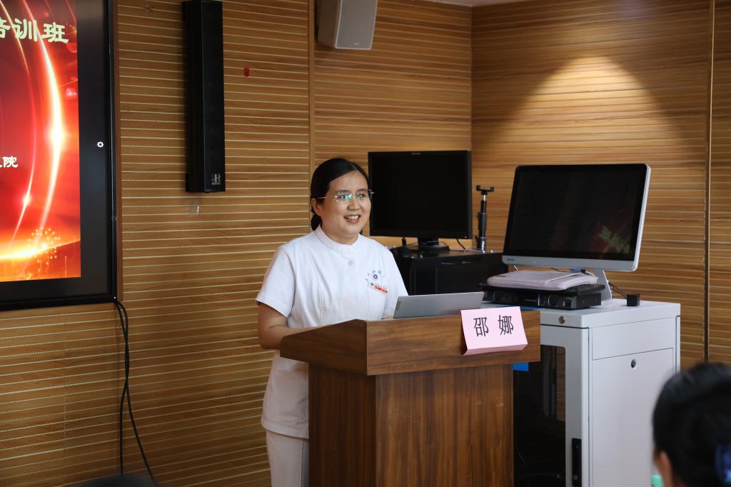 主持.JPG 主持.JPG