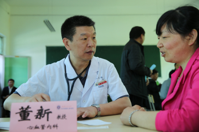 心血管内科董新教授为教师义诊.jpg