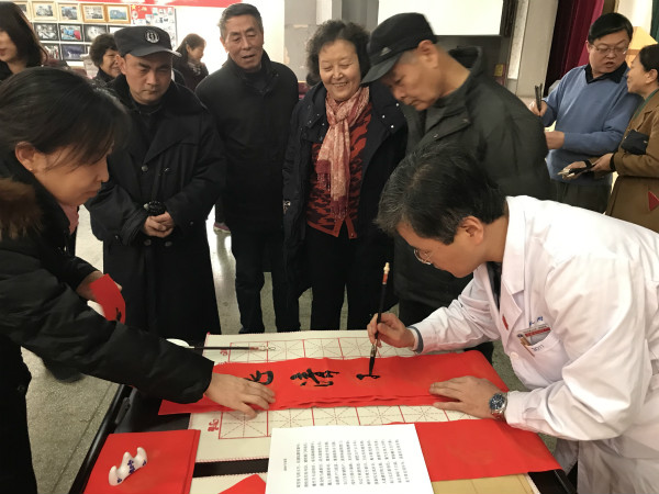 院工会书画协会会长、普外科马建仓副教授为职工写春联_meitu_12.jpg
