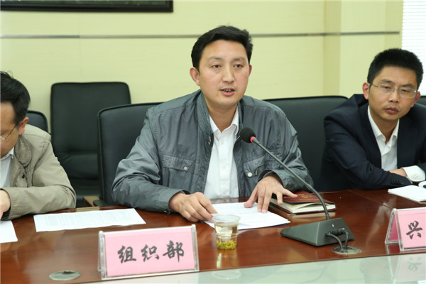 5.县委组织部领导宣读驻村纪律及相关要求.JPG 5.县委组织部领导宣读驻村纪律及相关要求.JPG