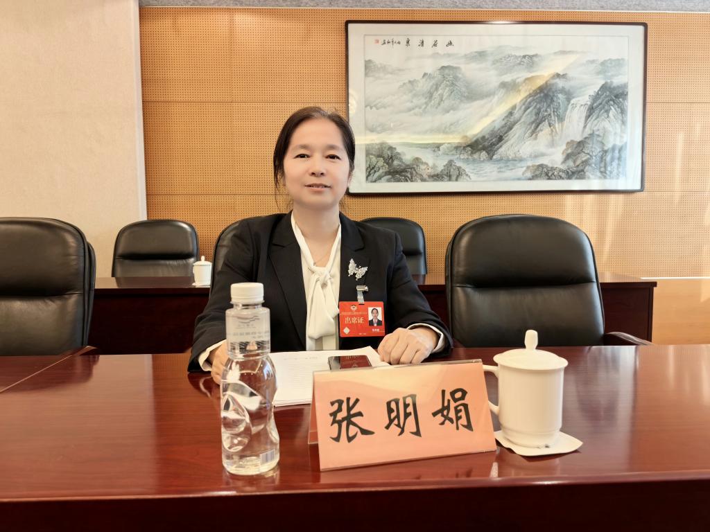 张明娟 坐照.jpg