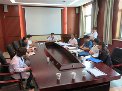 考核组与耳鼻喉科医生及医保专干进行交流探讨.JPG