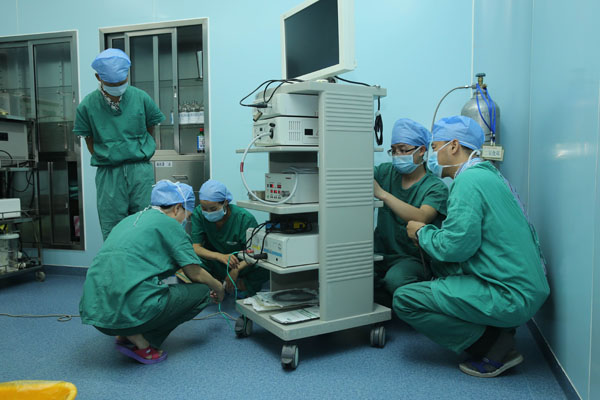 在手术室调试腔镜系统.jpg 在手术室调试腔镜系统.jpg