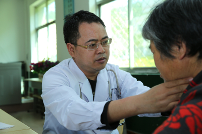 内分泌科王俊宏副教授为教师义诊.jpg