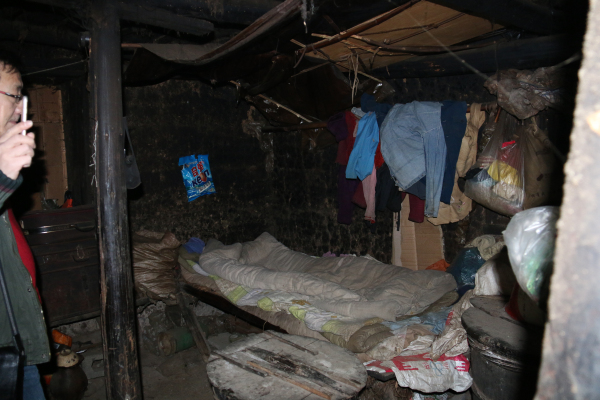 特困户家中.jpg 特困户家中.jpg