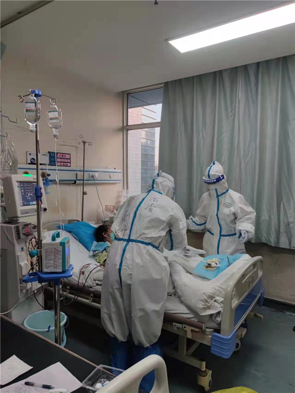 为封控病区的患者行床旁透析治疗.jpg