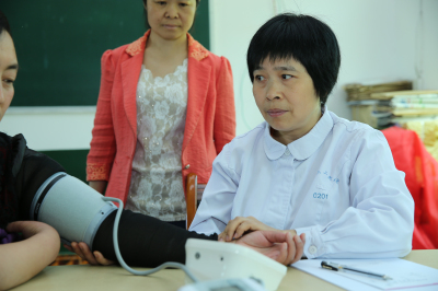丁抗宁副主任护师为教师量血压.jpg