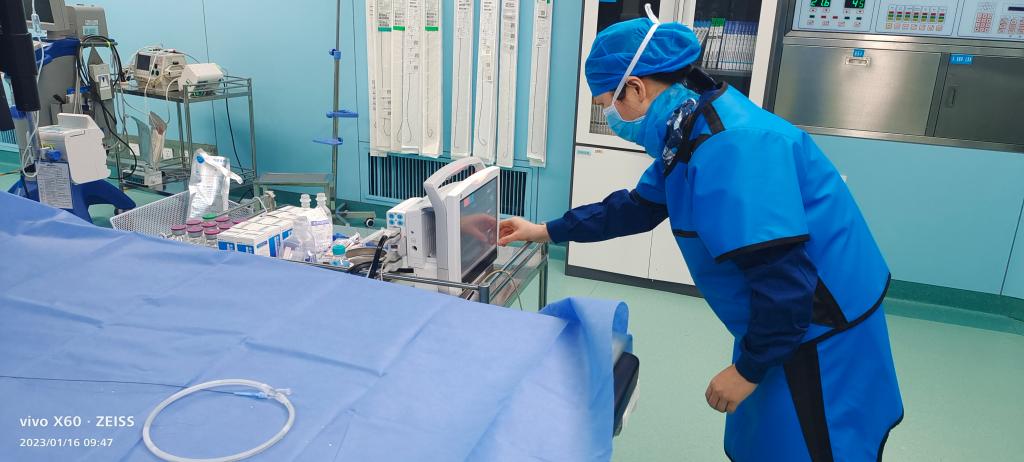 图14 主管护师张艳查看患者术中生命体征jpg