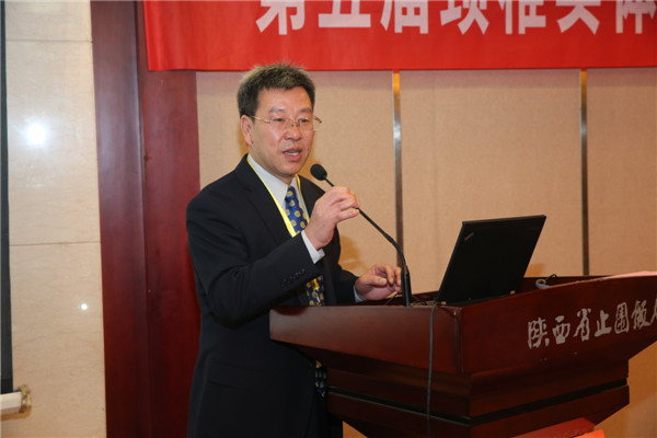 1.交大二附院骨二科主任李浩鹏教授主持高峰论坛_副本.jpg 1.交大二附院骨二科主任李浩鹏教授主持高峰论坛_副本.jpg