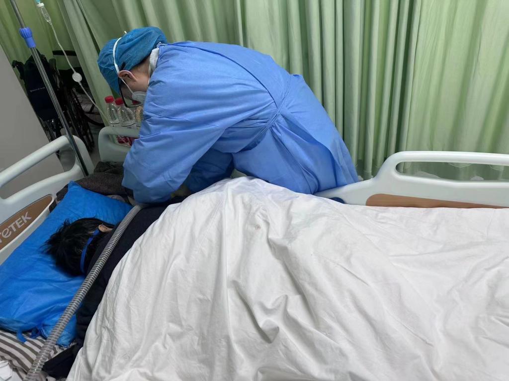 图7 护师刘欣源协助患者俯卧位通气jpg