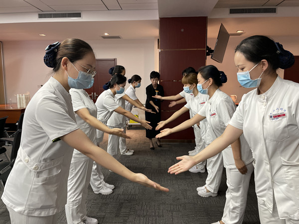 礼仪培训2-2_副本.jpg 礼仪培训2-2_副本.jpg