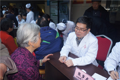 15.干部保健二病区张岁龙教授义诊.JPG