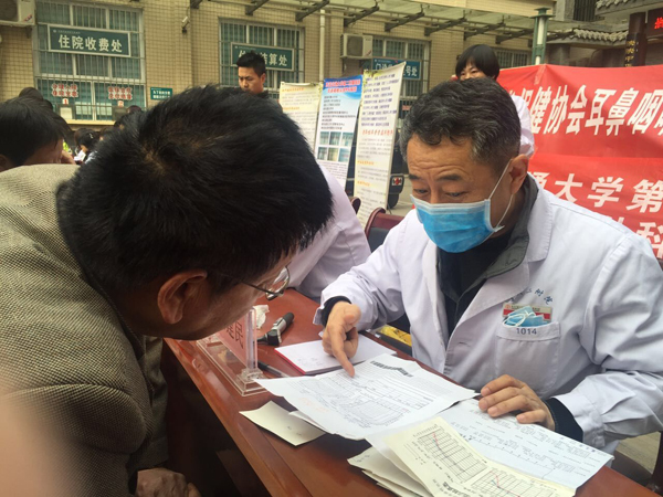 梁建民副教授给患者详细讲解疾病.jpg 梁建民副教授给患者详细讲解疾病.jpg