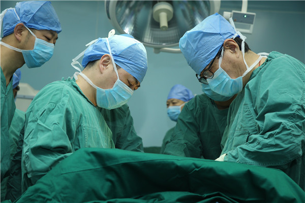 13.黎一鸣、徐金锴示范胆囊切除 胆道镜探查 胆总管切开取石术.jpg