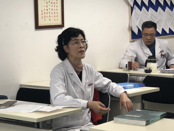 教学督导邓红教授点评新教师试讲.jpg 教学督导邓红教授点评新教师试讲.jpg