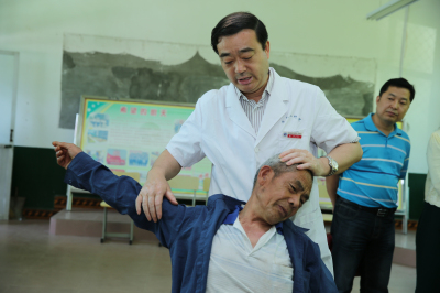 骨外科程斌教授为退休教师查体.jpg