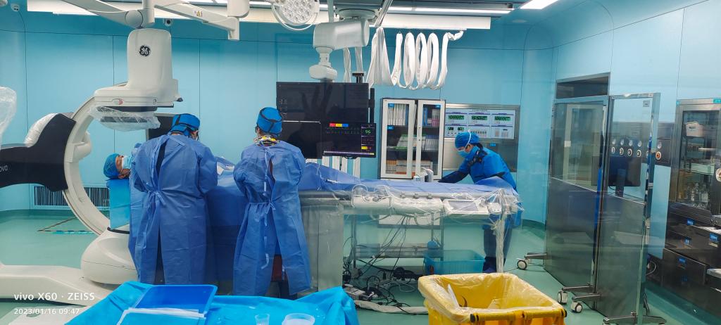 图15 凌晨灯火通明的心血管内科导管手术室jpg