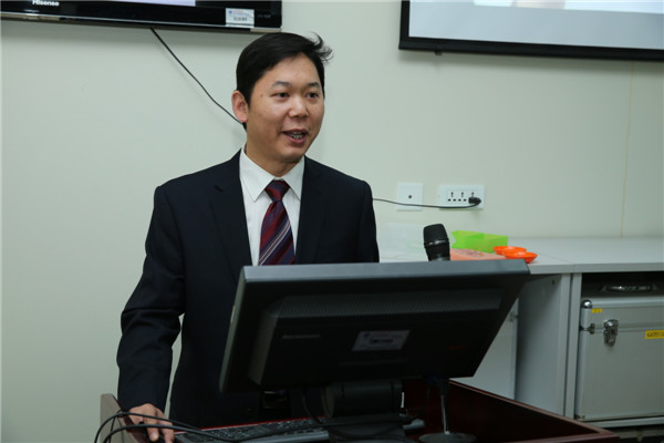 李钊伦主治医师讲授《自制腹腔镜模拟器的制作与应用》.JPG