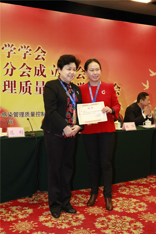 4范利会长给索瑶发聘书.JPG 4范利会长给索瑶发聘书.JPG