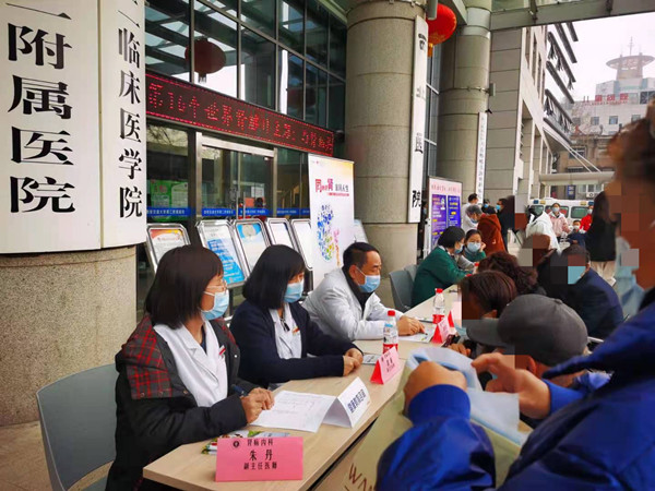 图1 义诊现场_副本.jpg