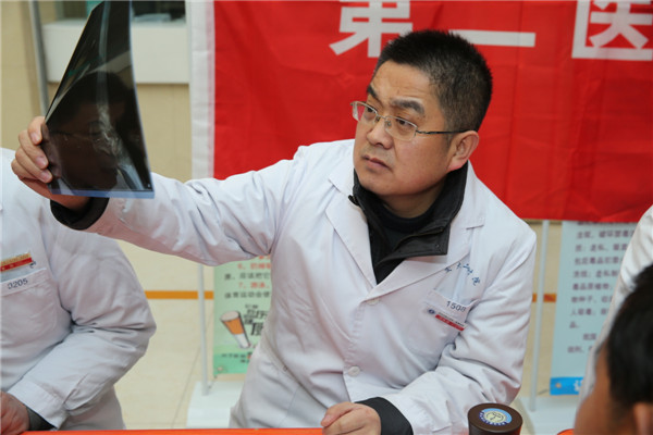 8.骨三科宋焕瑾义诊.JPG