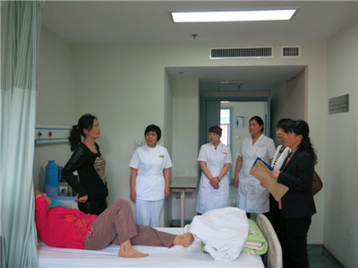 考核组到心血管内科住院部了解患者情况.JPG