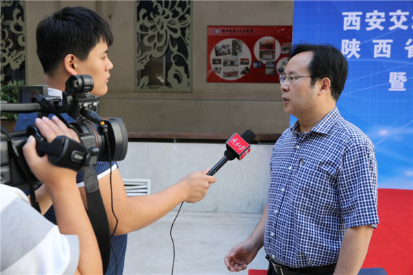 交大二附院院长贺西京教授接受媒体采访.JPG
