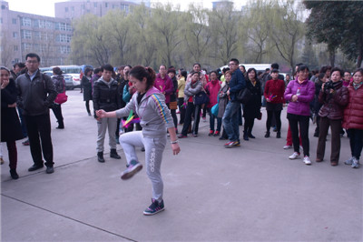 踢毽子2.JPG 踢毽子2.JPG