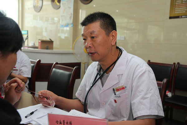 董新教授为群众义诊.jpg 董新教授为群众义诊.jpg