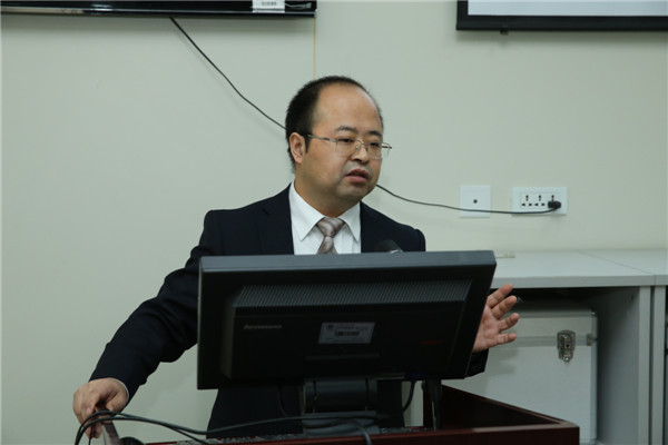 李和程教授讲授《泌尿外科腹腔镜手术基础》.JPG
