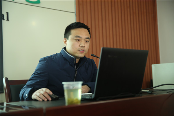 8.张亚飞博士生讲授 “如何撰写临床科研论文”.jpg