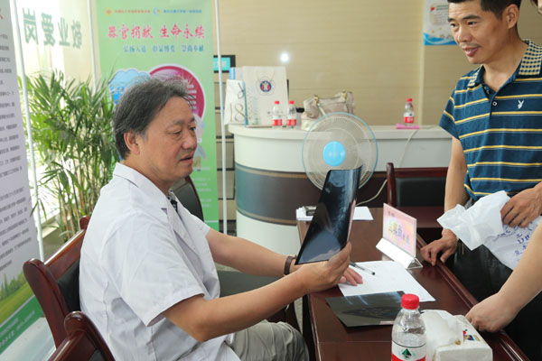 兰宾尚教授为群众义诊.jpg 兰宾尚教授为群众义诊.jpg