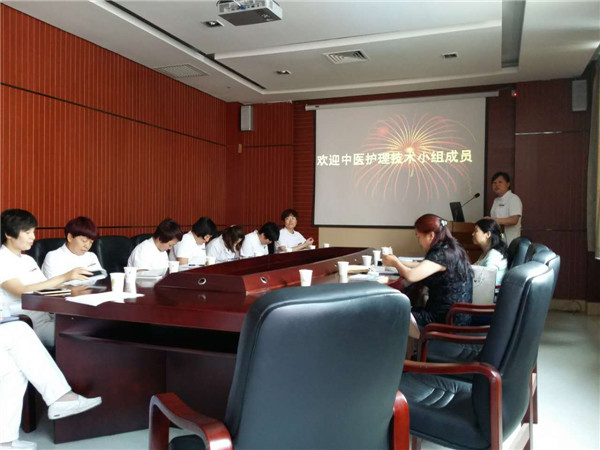 3.中医科刘军花护士长主持并宣读小组工作计划.jpg