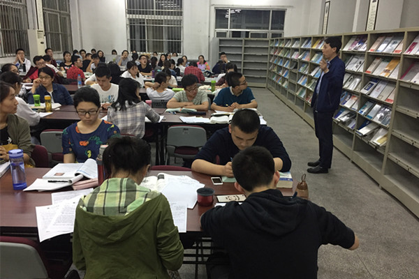 滕书记到自习室看望同学_副本.jpg 滕书记到自习室看望同学_副本.jpg