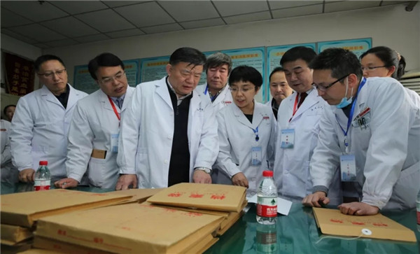 何爱丽教授（左5）向陈竺副委员长（左3）介绍CAR-T 治疗技术_副本.jpg